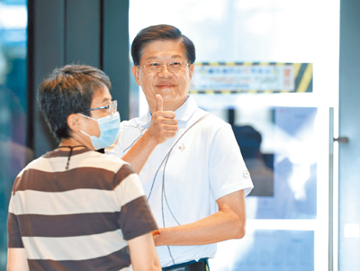 第二波立委罷免投票暨核三重啟公投23日登場,國民黨立委羅明才投票前向媒體比「讚」。(杜宜諳攝) image