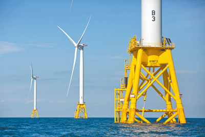 美國離岸風電場「Deepwater Wind」的3座風力發電機矗立在羅德島布洛克島外海。(美聯社) image