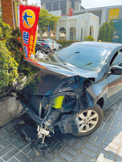 王男無照駕車闖紅燈衝撞機車後,再往前衝撞2輛自小客車,最後停在人行道。(民眾提供/陳淑娥台中傳真) image