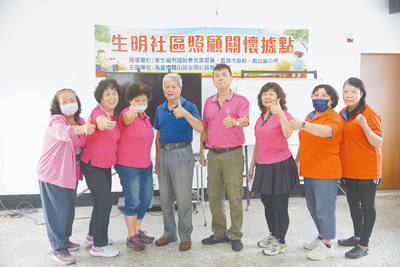 高雄市鳳山區生明社區發展協會理事長潘天祐(右四)、前理事長林景煌(左四),帶領社區進行改造,並積極舉辦活動維繫居民感情。(任義宇攝) image