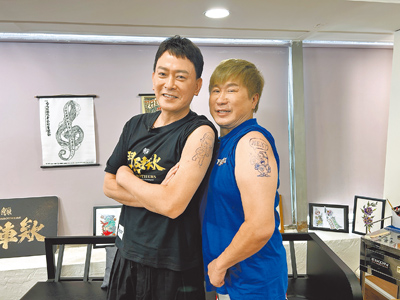 王識賢(左)、胡瓜難得同框,一同體驗手臂塗鴉的樂趣。(《下面一位》提供) image