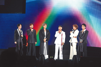 蕭秉治(右3)23日邀Energy擔任「活著Alive」演唱會嘉賓。(相信音樂提供) image