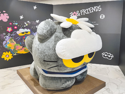 「ZO&FRIENDS」快閃店台北場門口有ZOA絨毛大公仔迎賓,趴姿模樣超萌。(徐梓榕攝) image
