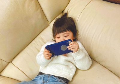 放假期間不少孩子晚睡晚起、三餐不規律。示意圖,非新聞中個案。(讀者提供/林周義台北傳真) image