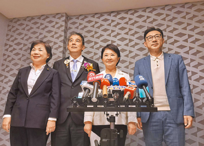 台中市長盧秀燕(右二)24日在立法院副院長江啟臣(右一)及藍委楊瓊瓔(左一)陪同下宣布,不參選國民黨主席。(温予菱攝) image