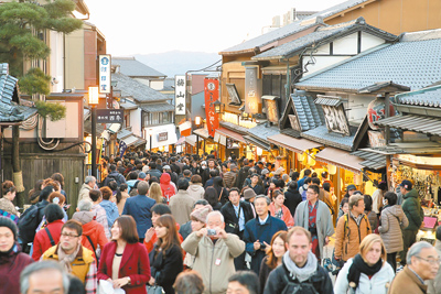 日本92個地區將針對觀光客加收「住宿稅」,圖為日本旅遊景點京都清水坂。(本報資料照片) image
