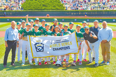 台北市東園國小少棒隊24日以1比0險勝阿魯巴隊拿下威廉波特世界少棒大賽國際組冠軍,全隊賽後拿著冠軍旗合照。(美聯社) image