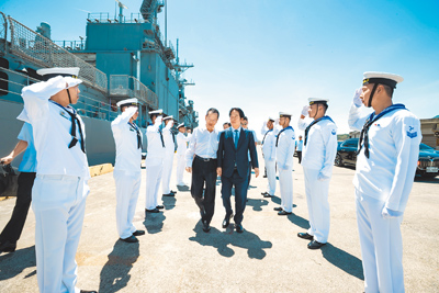 賴清德總統(中)22日在國防部長顧立雄(中左)陪同下勗勉海軍168艦隊,並宣示國軍未來籌措的武器裝備,包含「下一代巡防艦」。(總統府提供) image