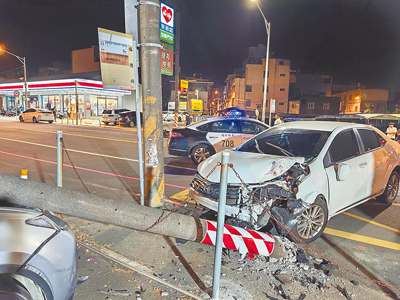 邱姓男子開車衝撞女子與男性友人共乘的機車,造成4人受傷。(平鎮警分局提供/呂筱蟬桃園傳真) image