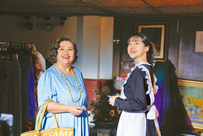 林廷憶(右)憑藉《影后》奪下「全球OTT大獎」最佳女新人,劇中經紀人鍾欣凌正好是頒獎人。(資料照片) image