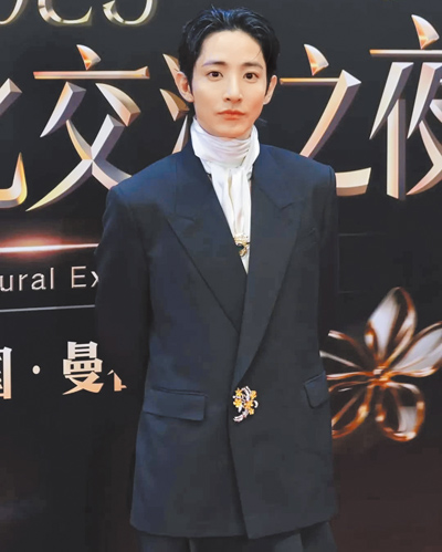 李洙赫著Dolce&Gabbana秋冬PAPARAZZI系列出席微博文化交流之夜。(Dolce&Gabbana提供) image