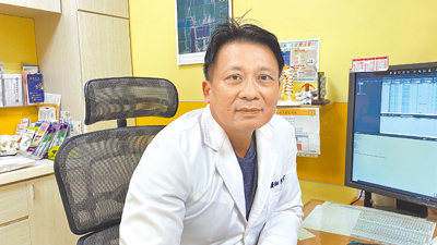員榮醫院整形外科主任陳宏銘指出,脂肪瘤大部分是良性的,通常不需要手術,不過如果造成患者日常生活或社交上有困擾,就建議切除。(員榮醫院提供) image