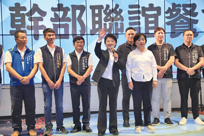 台中市長盧秀燕(左四)25日晚間出席台中市民防總隊里社區守望相助巡守大隊聯誼餐會。(馮惠宜攝) image