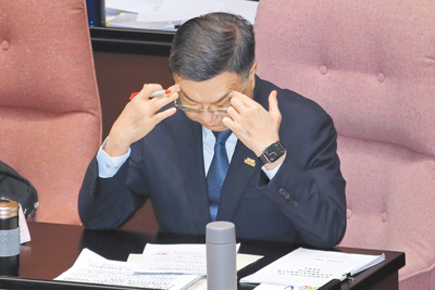 卓內閣啟動改組,在野痛批未擺脫小圈圈決策陋習。圖為行政院長卓榮泰25日赴立法院院會報告並備質詢,入座後一度按壓眉毛處提振精神。(黃世麒攝) image