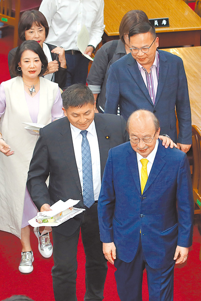 立法院25日召開修憲委員會第1次全體委員會議,民進黨立法院黨團總召柯建銘(前排右)擔任主席,並選出5名召委後宣布散會。國民黨立委吳宗憲(前排左)上前拍了拍柯的肩膀並交談。(黃世麒攝) image