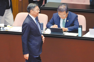 行政院長卓榮泰(左)表示,這個禮拜內一定會完成新的重要內閣人事調整名單。圖右為衛福部長邱泰源。(黃世麒攝) image