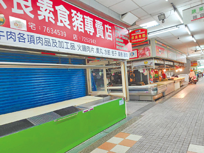 傳統肉攤除固定星期一休市,本月另增加2天休市。(葉靜美攝) image