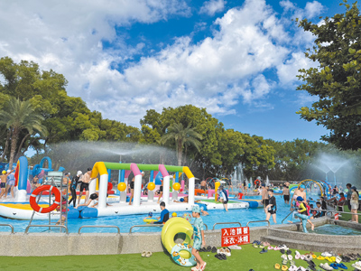 花蓮知卡宣綠森林親水公園每年暑假都會推出期間限定戲水活動,今年吸引12萬人次入園體驗豐富水上設施,整體人數較去年增長近1倍,24日落幕後縣府已開始規畫明年活動內容,盼打造成全台最具魅力的夏季親水旅遊景點。(文:羅亦晽 圖:花蓮縣政府提供) image