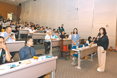 基隆市政府25日舉辦國中小學校長暨公立幼兒園園長會議,副市長邱佩琳(右)表示,市府已獲中央補助1.1億元整建校園廁所外,另將投入1.38億元優化校園運動場館與體育設施。(基隆市政府提供/徐佑昇基隆傳真) image
