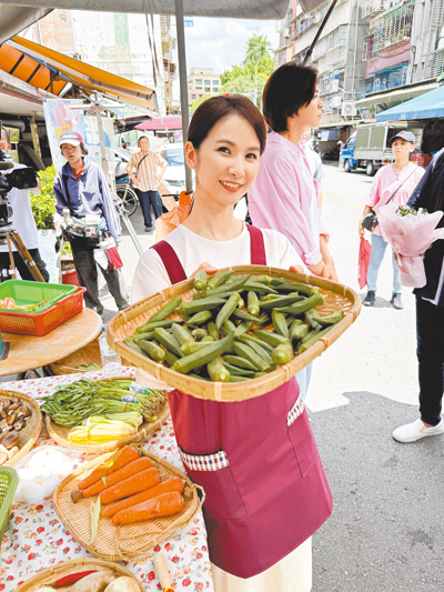 陳小菁在新戲《百味人生》不當貴婦,改當市場攤販叫賣杏仁茶。(三立提供) image