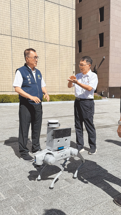 台北市副市長李四川(左)26日公開北市人行道巡檢將引進「智能機器狗」,搭載光學全景調查系統,能360度建模、精準定位並自動通報缺失,讓人行道調查更快更精準。(台北市政府提供/徐佑昇台北傳真) image