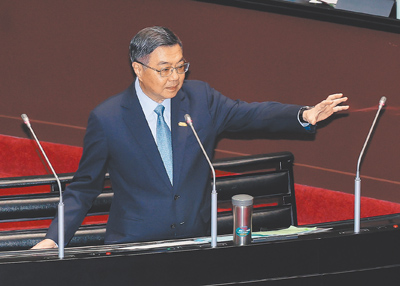 針對內閣改組議題,行政院長卓榮泰(見圖)26日在立法院備詢時證實,如果是部長加次長的內閣改組人數,將超過5人。(郭吉銓攝) image