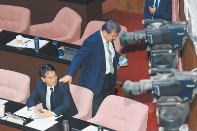 823罷免投票落幕後,內閣改組聲浪不斷,衛福部長邱泰源(後)成為外界點名下台的熱門人選。26日立院審查預算時,上午仍見邱出席,下午卻傳出已開始打包辦公室。(郭吉銓攝) image