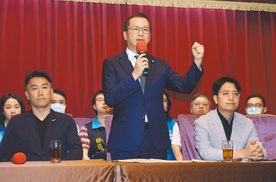 國民黨立委羅智強(前中)26日舉行「參選中國國民黨主席」記者會,正式宣布投入主席選舉。圖前左為立委林沛祥,前右為羅廷瑋。(劉宗龍攝) image