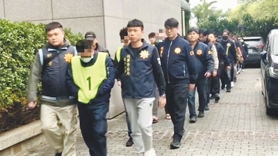 台南市刑大偵破台版「地面師」,帶回20人並查扣大量證物。(警方提供/曹婷婷台南傳真) image