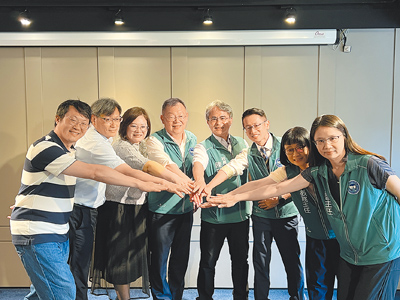 陽明交通大學附屬竹北高級中學2025年9月即將迎來第1批新生,陽明交大校長林奇宏(左四)、陽明交大附中校長陳瑞榮(右四)26日舉行記者會,說明未來課程藍圖。(王惠慧攝) image