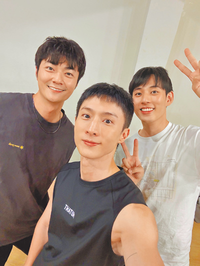 徐鈞浩(右起)、阿本、吳秉宸在舞台劇《不OK的我們也很好》同場飆戲。(夫夫之道提供) image