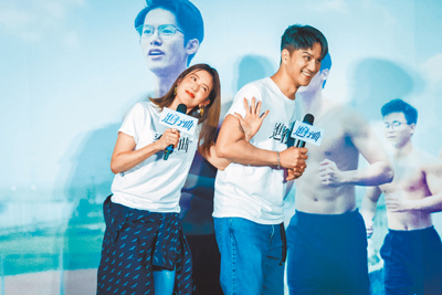 黃薇渟(左)26日在《進行曲》首映會上喊馬志翔「爸爸」,兩人在《我們六個》合作,讓觀眾印象深刻。(未來進行曲提供) image