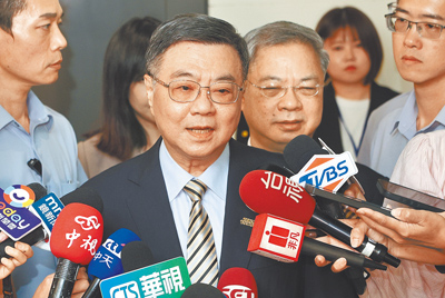 行政院長卓榮泰(左)27日表示,所有內閣同仁非常努力合作,未考慮個人名利,內閣團隊也以此互相鼓勵。(杜宜諳攝) image