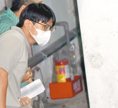 「小英男孩」鄭亦麟涉貪遭收押,法警27日凌晨將他解送台北看守所。(陳君瑋攝) image