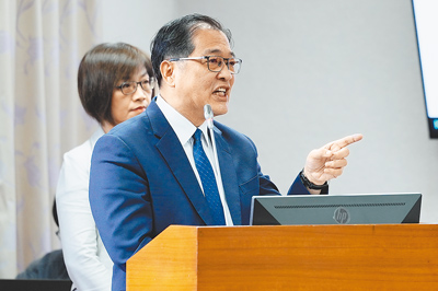 前經濟部綠推中心副執行長鄭亦麟因涉收賄案,北院裁定羈押禁見。法務部長鄭銘謙(右)27日表示,此案正由北檢偵查,證據到哪就辦到哪。(郭吉銓攝) image