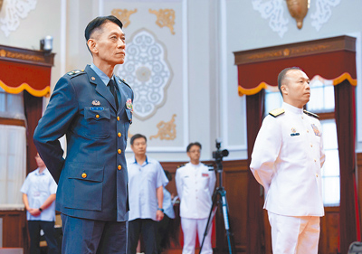 賴清德總統27日主持2名晉任少將典禮。圖左為國防部總督察長室軍紀督察處長申晉強;圖右為戰規司戰略研析處長劉文靖。(總統府提供) image