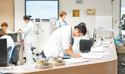 外傳部分公立醫院9月起試行「主治醫師上下班打卡」,引發醫師反彈;衛福部澄清並未要求醫師打卡。(本報資料照片) image