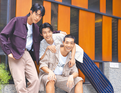 余杰恩(左起)、劉育仁、牧森主演電影《進行曲》,感情好打成一片。(陳俊吉攝) image