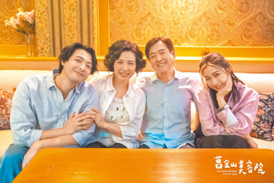 《舊金山美容院》主演連晨翔(左起)、陳孝萱、檢場、方志友飾演江家一家人。(TVBS提供) image