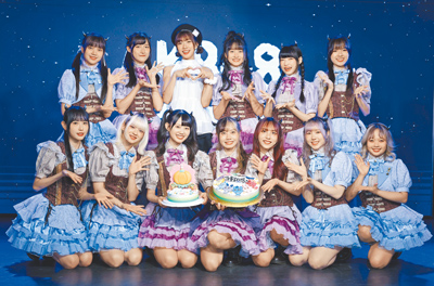 冼迪琦(後排左三)27日出席AKB48 Team TP記者會力挺學妹。(陳俊吉攝) image