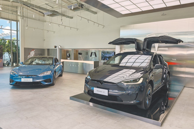 Tesla小改款Model S與Model X抵台,售價分別自286萬5900元起、311萬5900元起,圖為性能更為強悍的Model S Plaid(左)與Model X Plaid版,售價分別為301萬5900元起、326萬5900元起。(陳大任攝) image