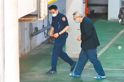 前民進黨立委陳歐珀(右)涉貪汙及詐領助理費案,遭北檢起訴並求刑24年2月。(鄧博仁攝) image