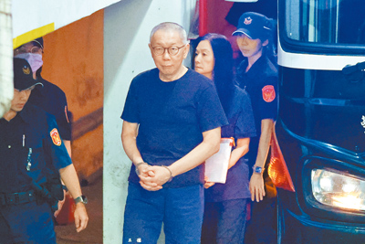台北地院審理京華城案,合議庭提訊在押的前民眾黨主席柯文哲等人,柯文哲(中前)、台北市議員應曉薇(中後)在法警戒護下出庭。(鄧博仁攝) image