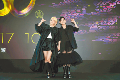 Lulu(左)、曾寶儀28日盛裝出席金鐘60主持人發布記者會。(三立提供) image