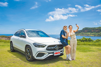 中天主播林佩潔(右)認為Mercedes-Benz GLA是一台值得細細品味的豪華跨界休旅車,圖為GLA 180摘星版,外觀採用夜色運動套件搭配19吋AMG五輻雙肋式輕合金輪圈。(陳大任攝) image