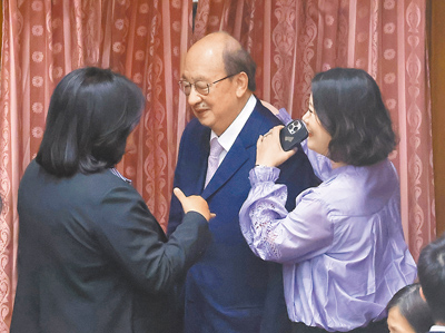 民進黨立法院黨團總召柯建銘(中)29日前往議場出席黨團大會,黨團幹事長吳思瑤(右)扶著他的肩膀給予支持。(姚志平攝) image
