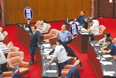 在立法院29日院會,國民黨與民眾黨在表決中以人數優勢,通過在野黨所提特別預算及國安韌性特別條例修正案等。(姚志平攝) image