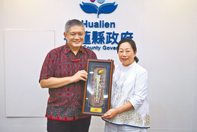 馬來西亞砂拉越旅遊局市場總監狄龍(左)29日率參訪團赴花蓮,與花蓮縣長徐榛蔚(右)會面,盼促成包機直航與旅遊互訪。(花蓮縣政府提供/王志偉花蓮傳真) image
