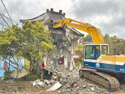基於翡翠水庫集水區環境改善及地方民眾訴求,北市府翡管局29日將位於水庫上游、北宜公路旁的暫厝「納骨塔」拆除。(北市翡管局提供/張珈瑄台北傳真) image