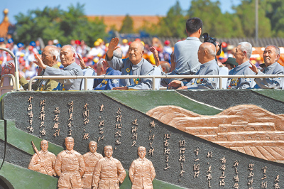 中共對台的抗戰歷史敘事,更加凸顯從1895年《馬關條約》起算的「台胞抗日50年」。圖為2015年北京九三閱兵,抗戰老兵乘車通過天安門廣場。(中新社) image
